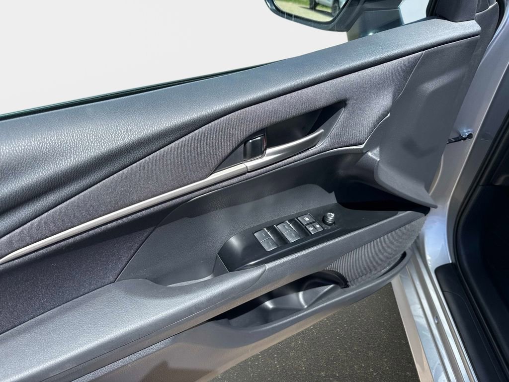 Used 2025 Toyota Camry LE w/ Convenience Package image 18