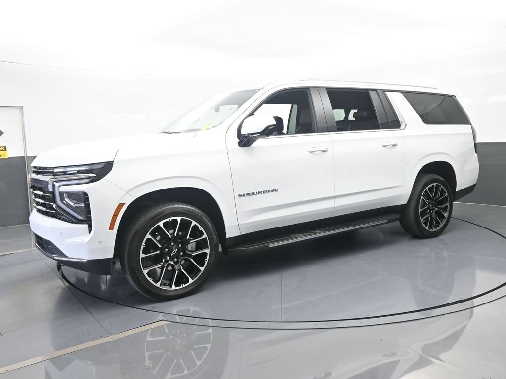 Used 2025 Chevrolet Suburban LT RWD image 2