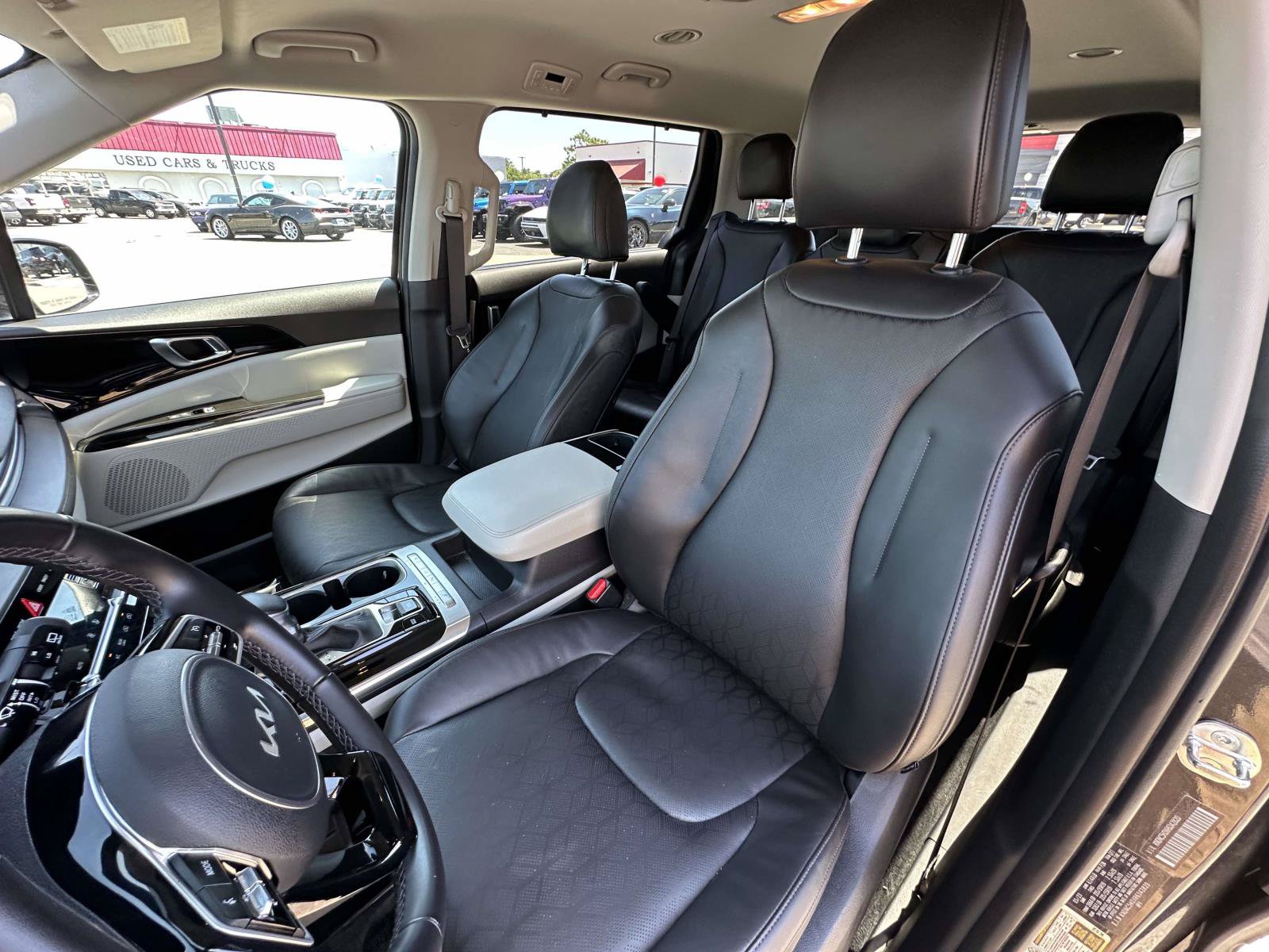 Used 2024 Kia Carnival EX FWD image 18