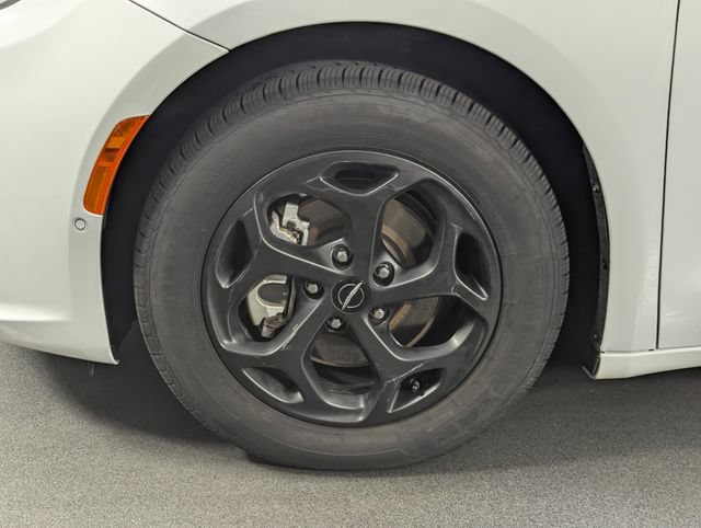 Used 2024 Chrysler Pacifica Limited FWD image 10