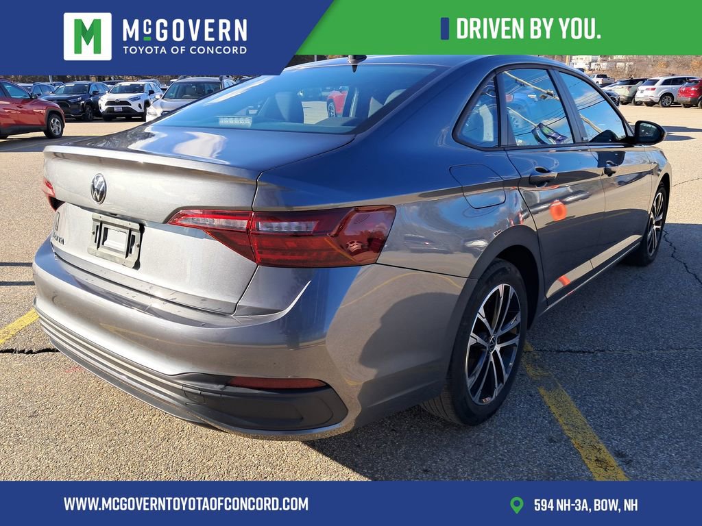 Used 2024 Volkswagen Jetta Sport image 3