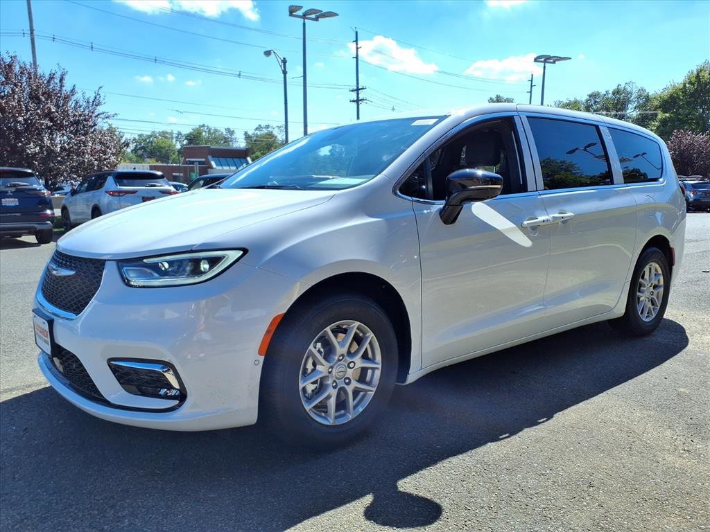 New 2026 Chrysler Pacifica Select image 4