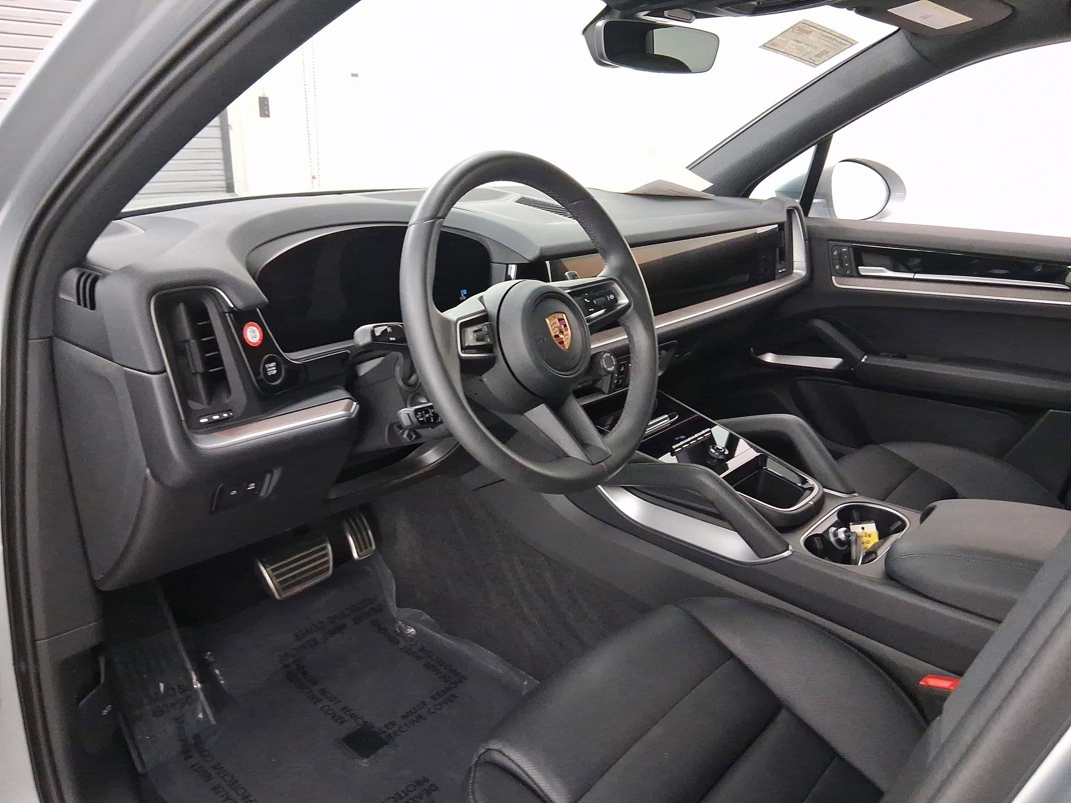 Used 2025 Porsche Cayenne image 38