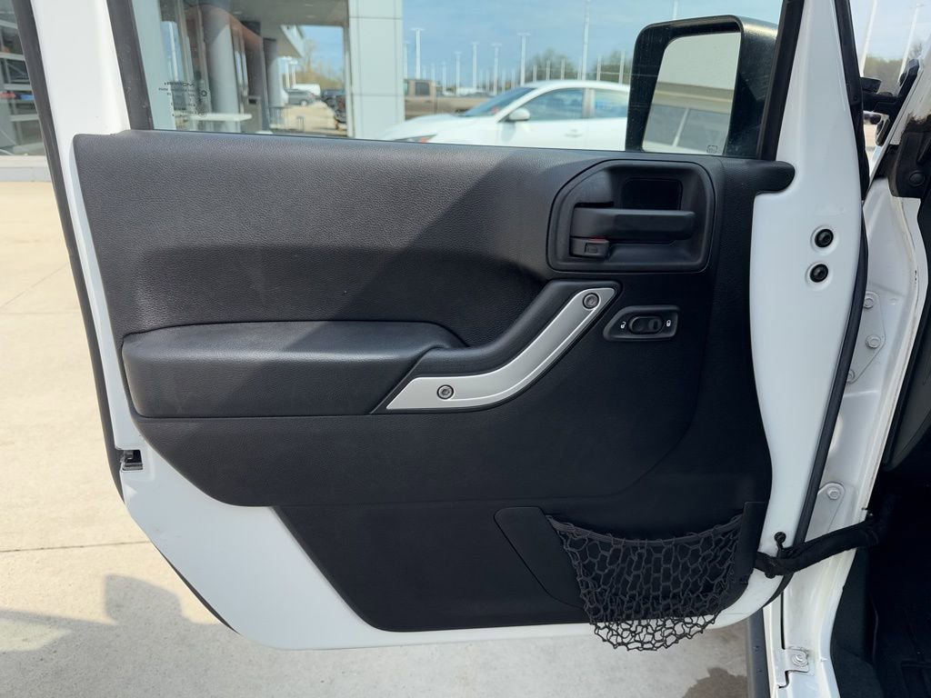 Used 2015 Jeep Wrangler Unlimited Rubicon w/ Connectivity Group AWD/4WD image 21
