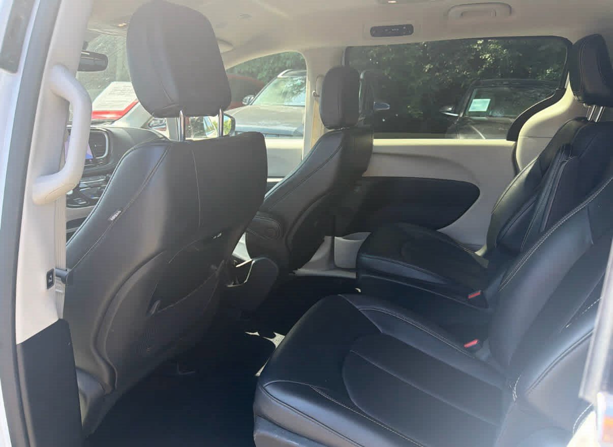 Used 2024 Chrysler Pacifica Limited FWD image 6