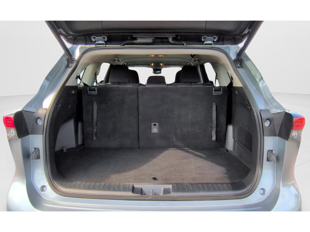 Used 2023 Toyota Highlander LE FWD image 9