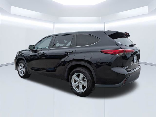 Used 2023 Toyota Highlander LE image 6