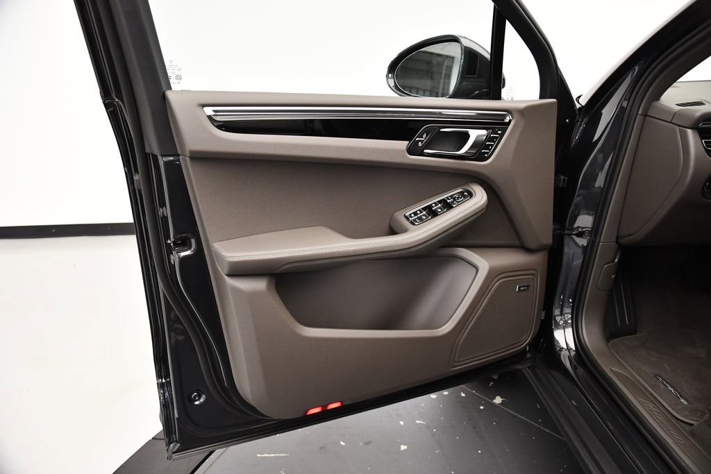 Used 2025 Porsche Macan image 30