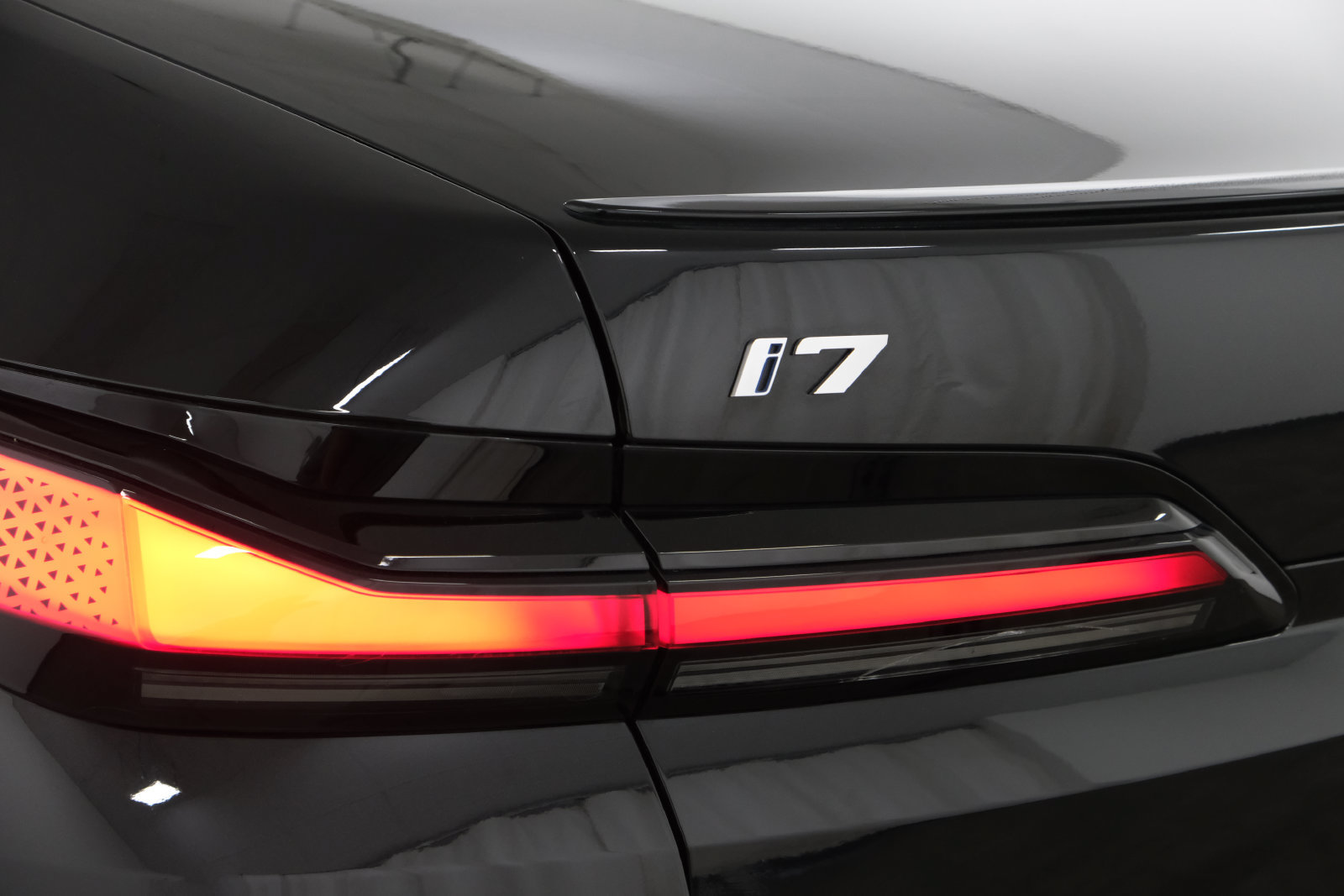 Used 2023 BMW i7 xDrive60 AWD/4WD image 4