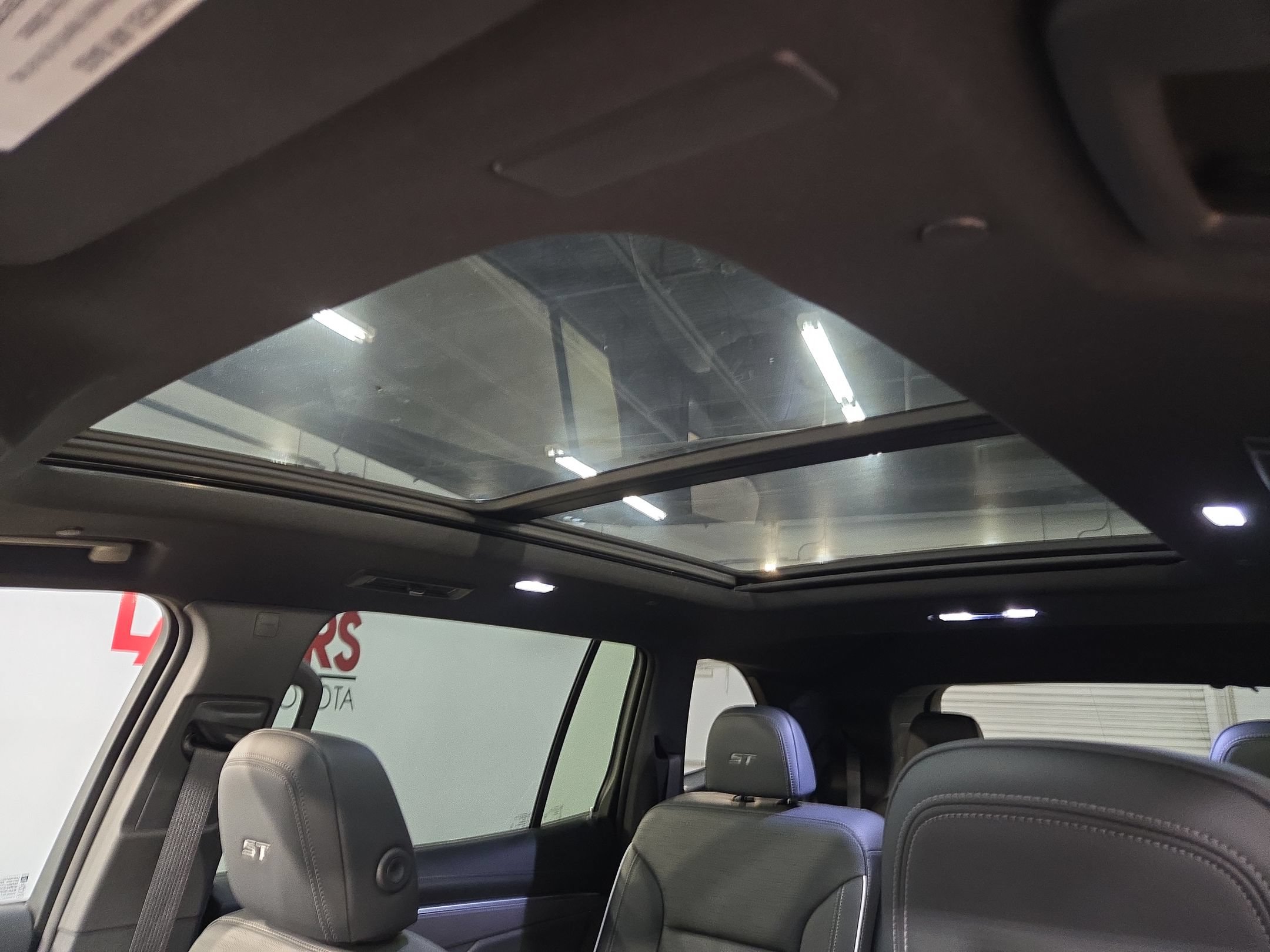 Used 2025 Buick Enclave Sport Touring w/ Power Package FWD image 25