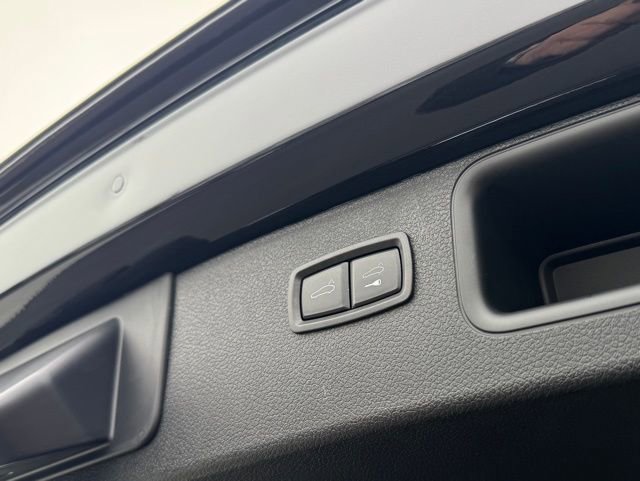 Certified 2025 Porsche Macan image 38