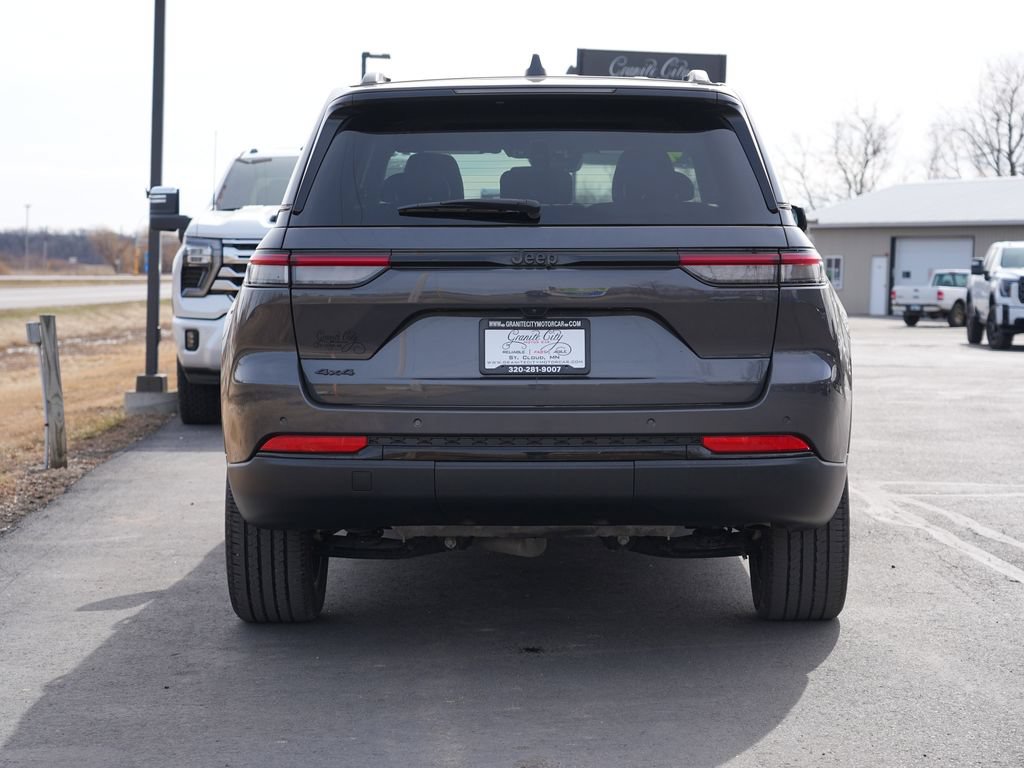 Used 2024 Jeep Grand Cherokee Altitude AWD/4WD image 4