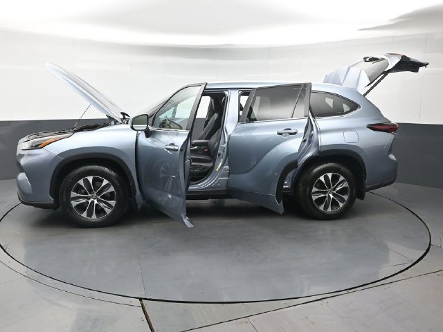 Used 2024 Toyota Highlander XLE AWD/4WD image 50