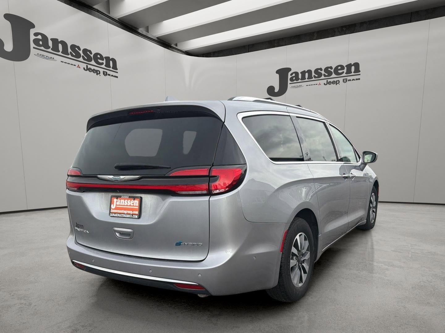 Used 2021 Chrysler Pacifica Touring-L FWD image 4