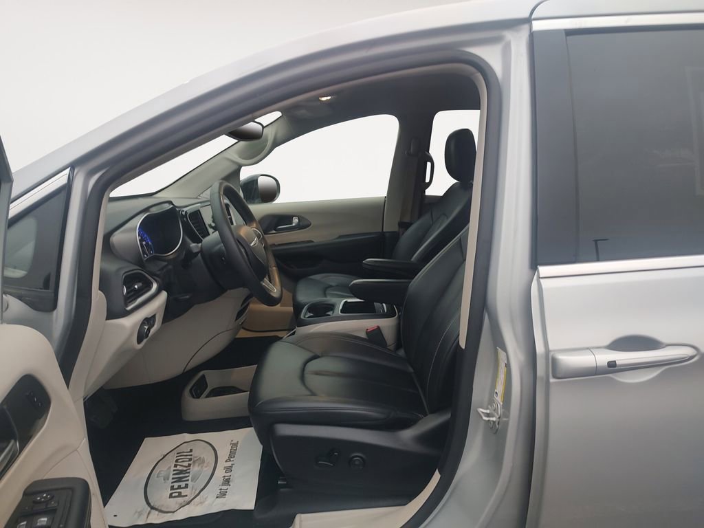 Used 2024 Chrysler Pacifica Touring-L FWD image 9