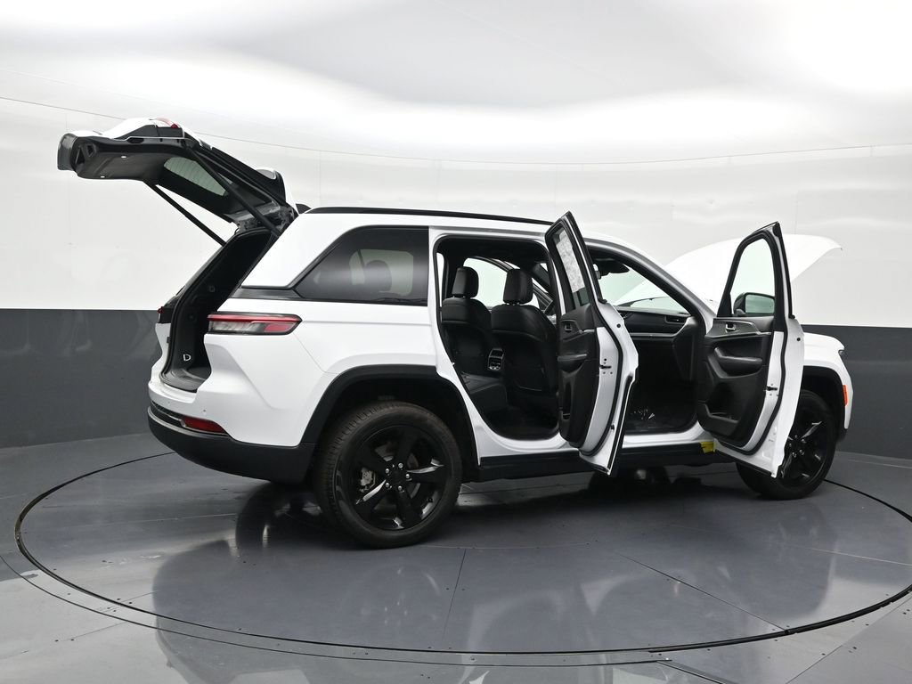 Used 2025 Jeep Grand Cherokee Limited w/ Black Appearance Package image 31