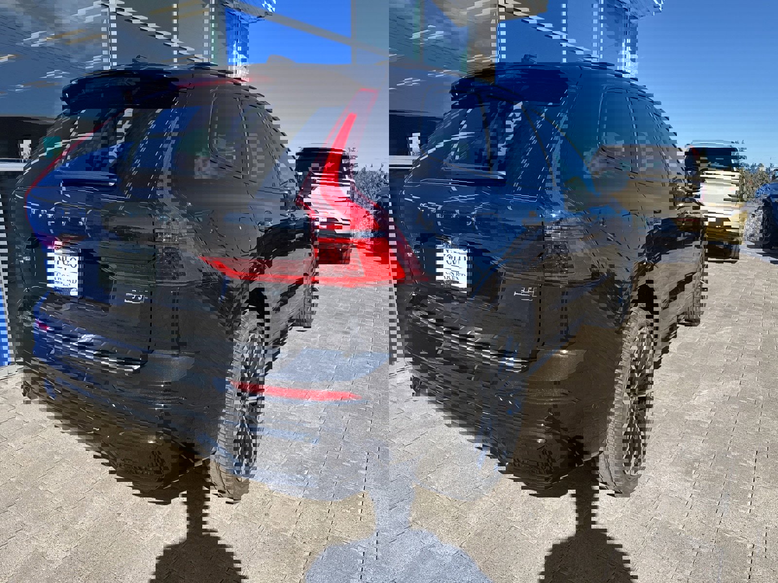 New 2026 Volvo XC60 B5 Ultra w/ Protection Package Premier image 4