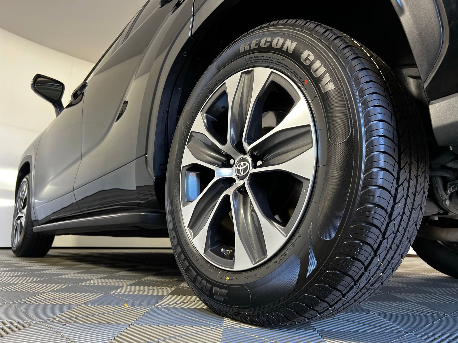 Used 2022 Toyota Highlander XLE FWD image 30