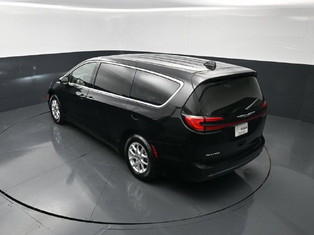 Used 2024 Chrysler Pacifica Touring-L FWD image 21