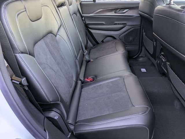 New 2026 Jeep Grand Cherokee Altitude AWD/4WD image 32