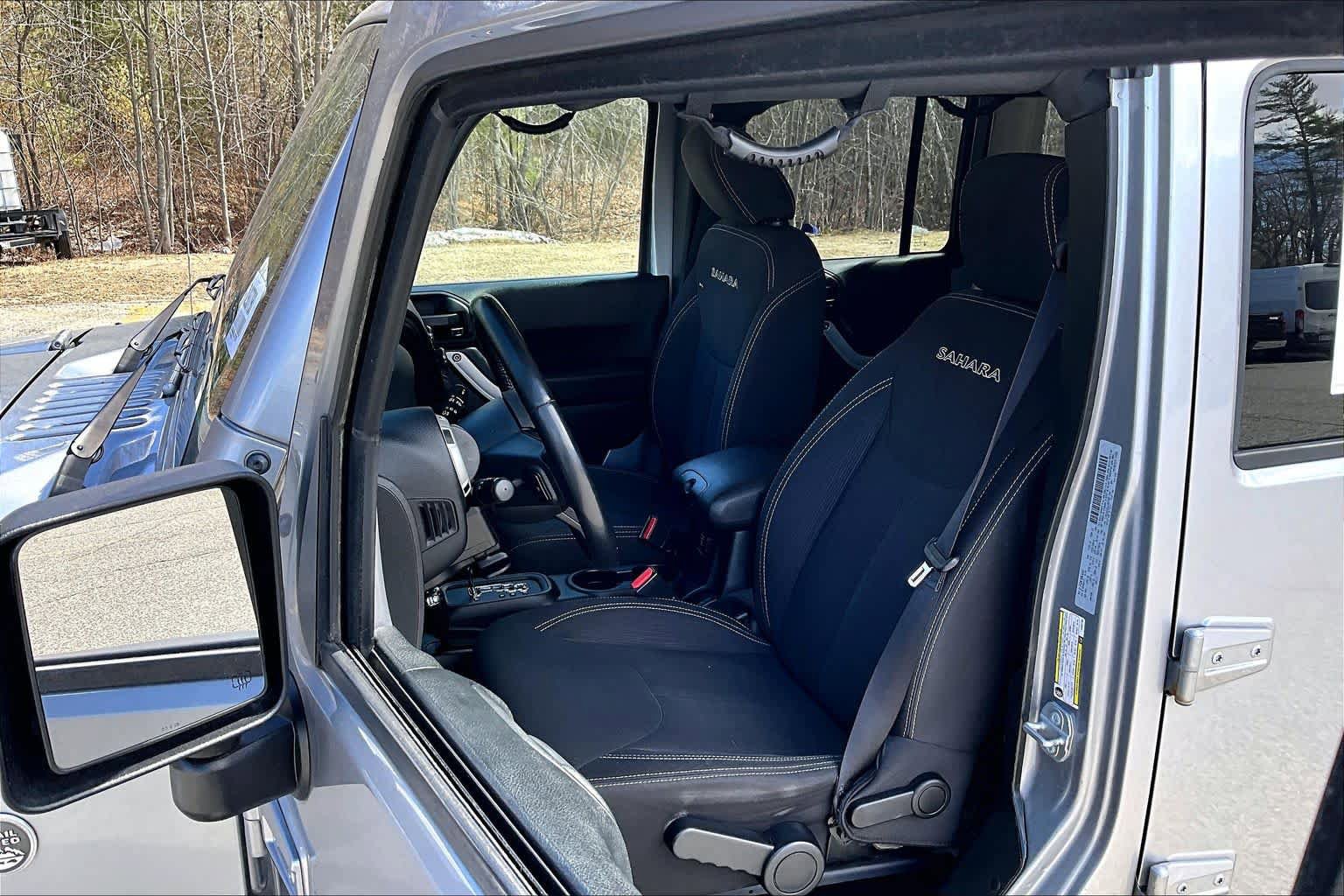 Used 2018 Jeep Wrangler Unlimited Sahara w/ Connectivity Group AWD/4WD image 9