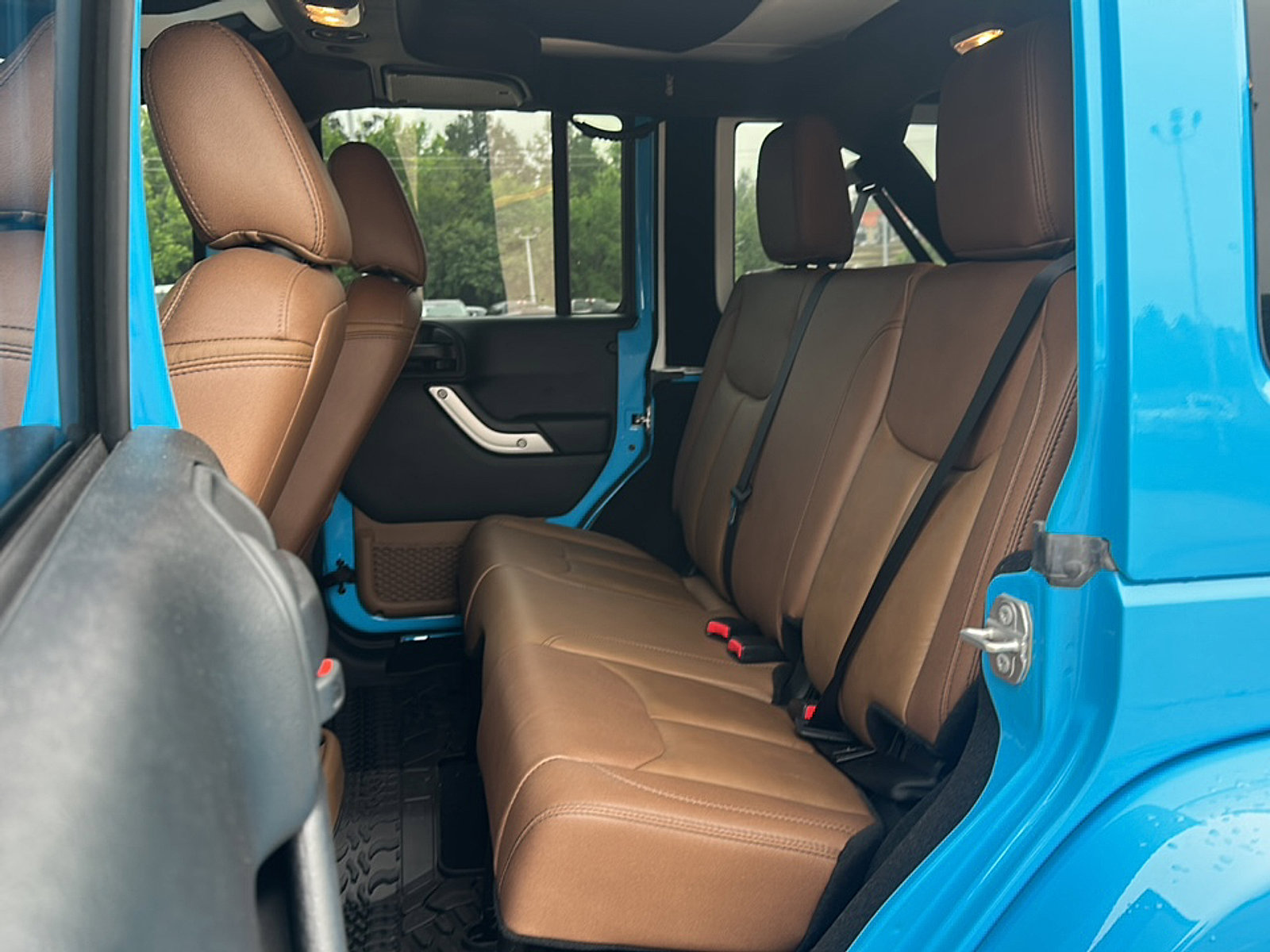 Used 2018 Jeep Wrangler Unlimited Sahara w/ Connectivity Group AWD/4WD image 17