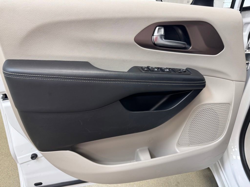 Used 2023 Chrysler Voyager LX FWD image 8