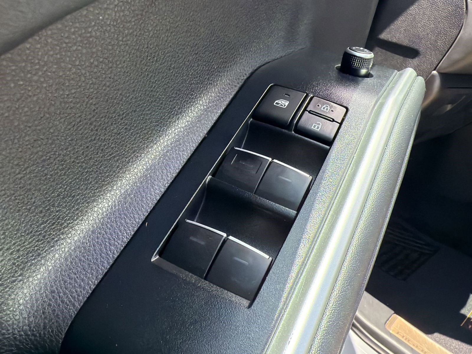 Used 2023 Toyota Highlander Bronze Edition FWD image 30