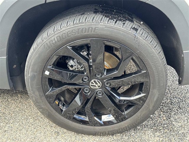 Certified 2023 Volkswagen Taos SE w/ Black Wheel Package image 6