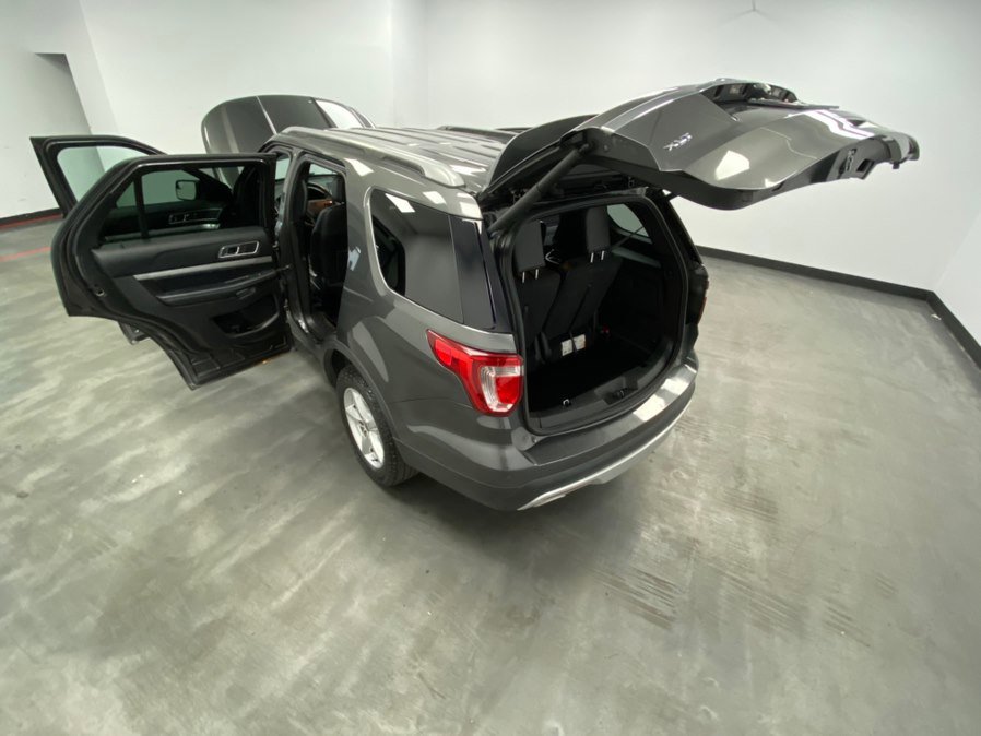 Used 2017 Ford Explorer XLT w/ Equipment Group 202A AWD/4WD image 48