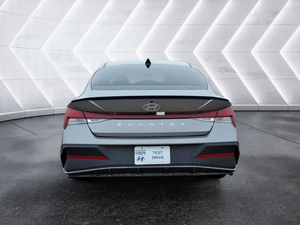 Used 2025 Hyundai Elantra Sport image 4