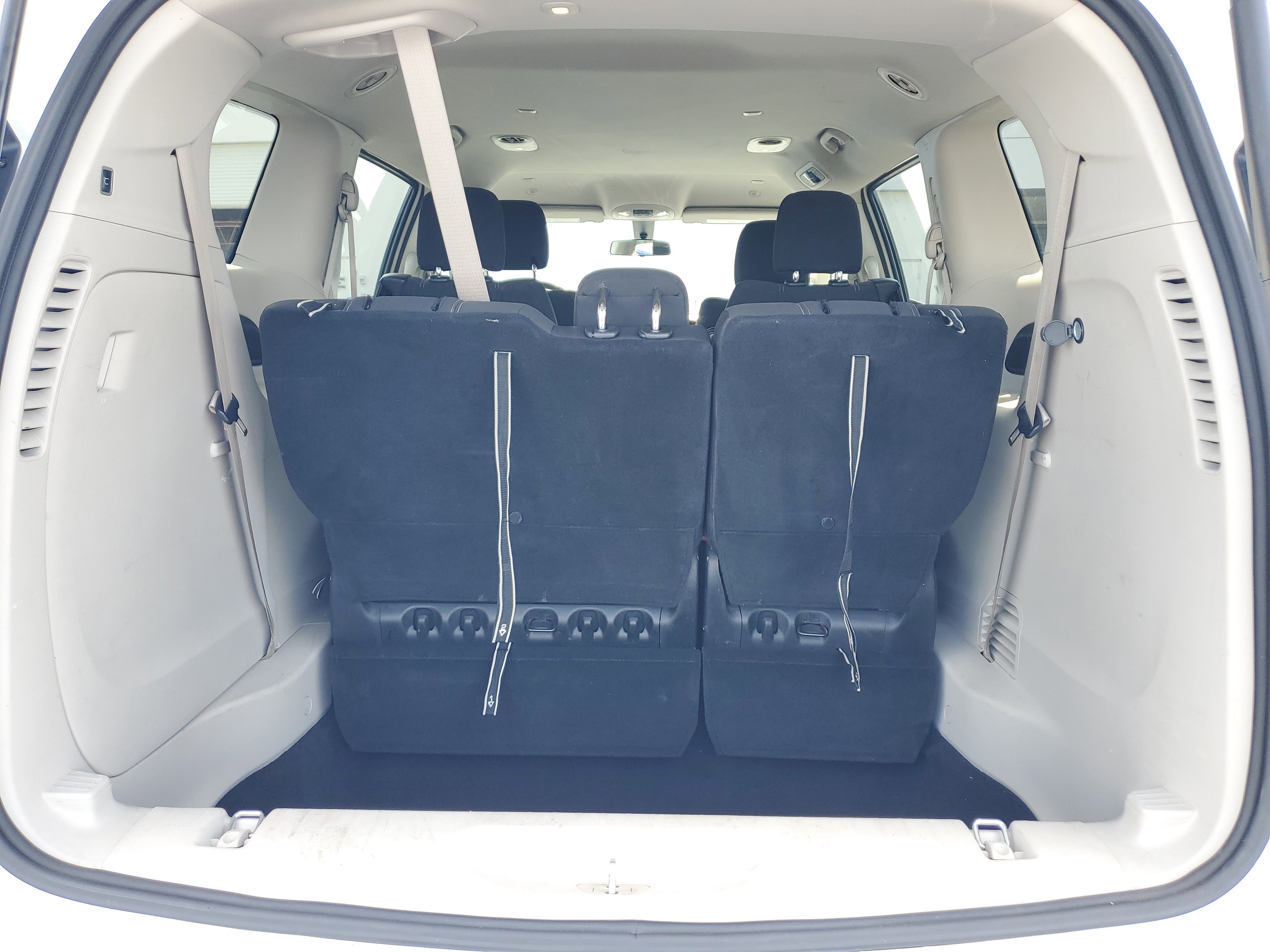 Used 2022 Chrysler Voyager LX image 8