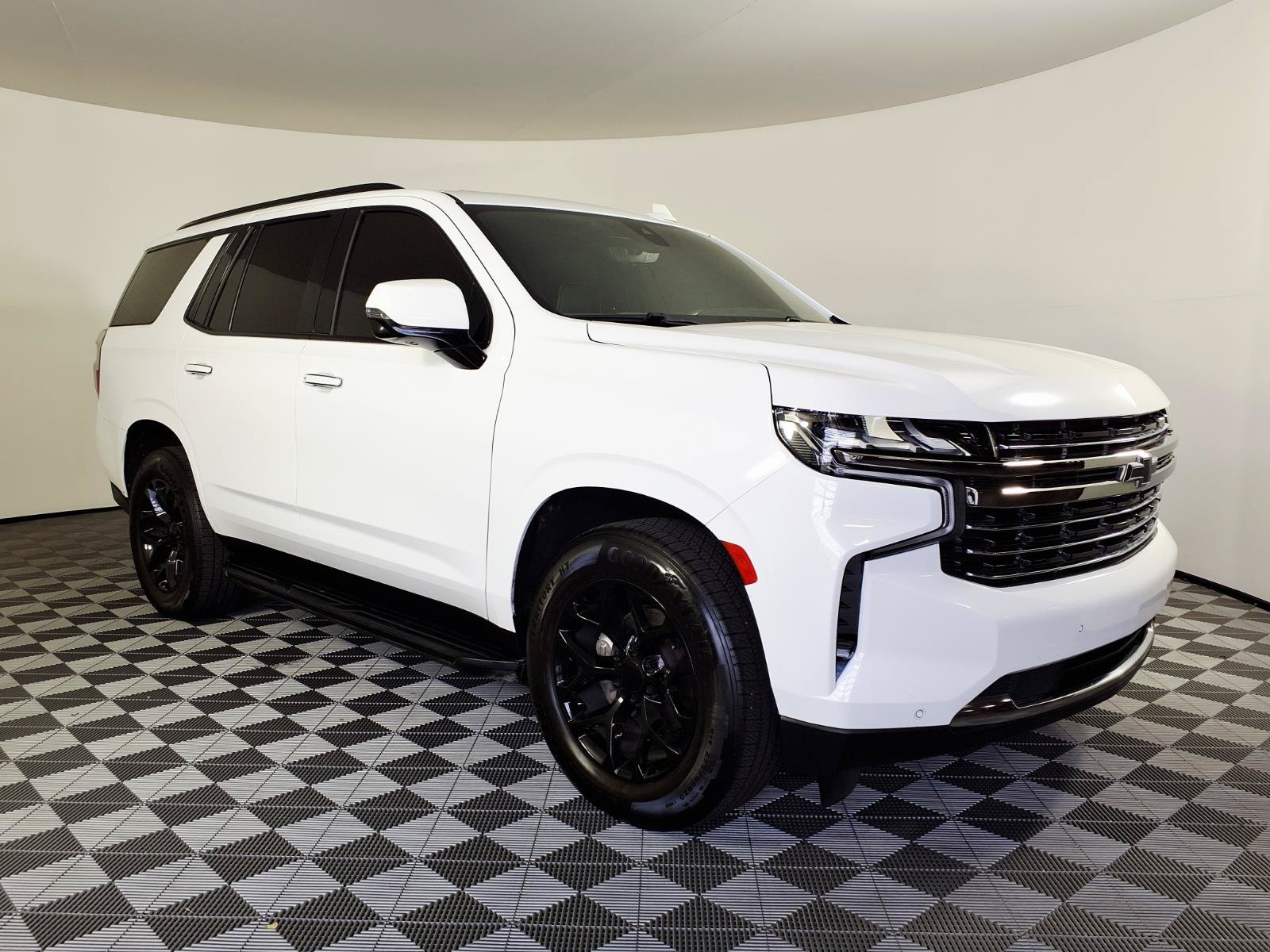 Used 2021 Chevrolet Tahoe Premier w/ Premium Package AWD/4WD image 3