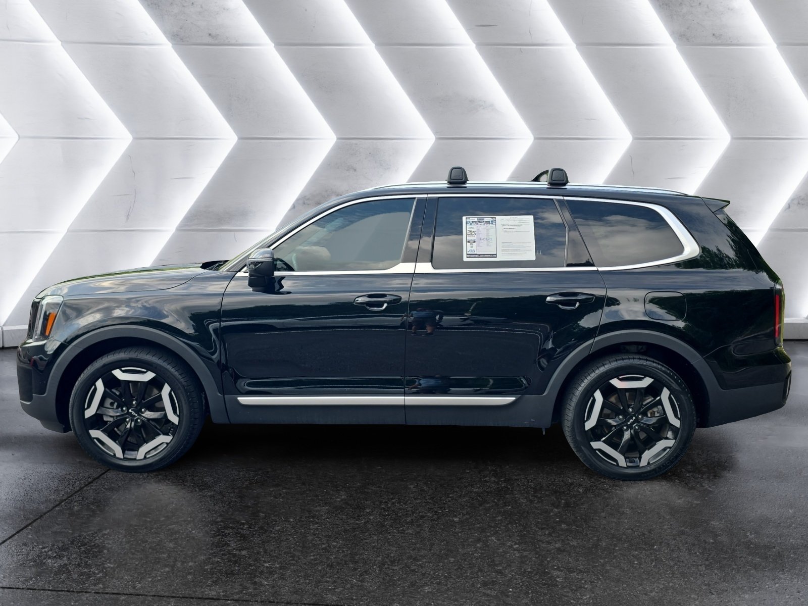Used 2023 Kia Telluride EX w/ EX Captain's Chair Package AWD/4WD image 2
