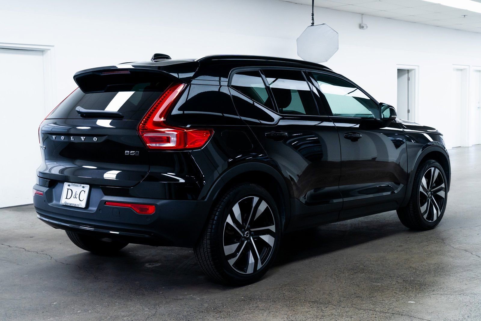 Used 2025 Volvo XC40 B5 Plus image 6