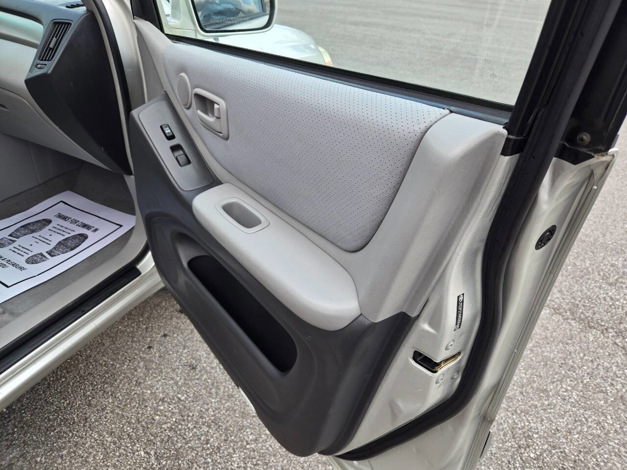 Used 2005 Toyota Highlander 2WD V6 w/ 3rd Row image 24