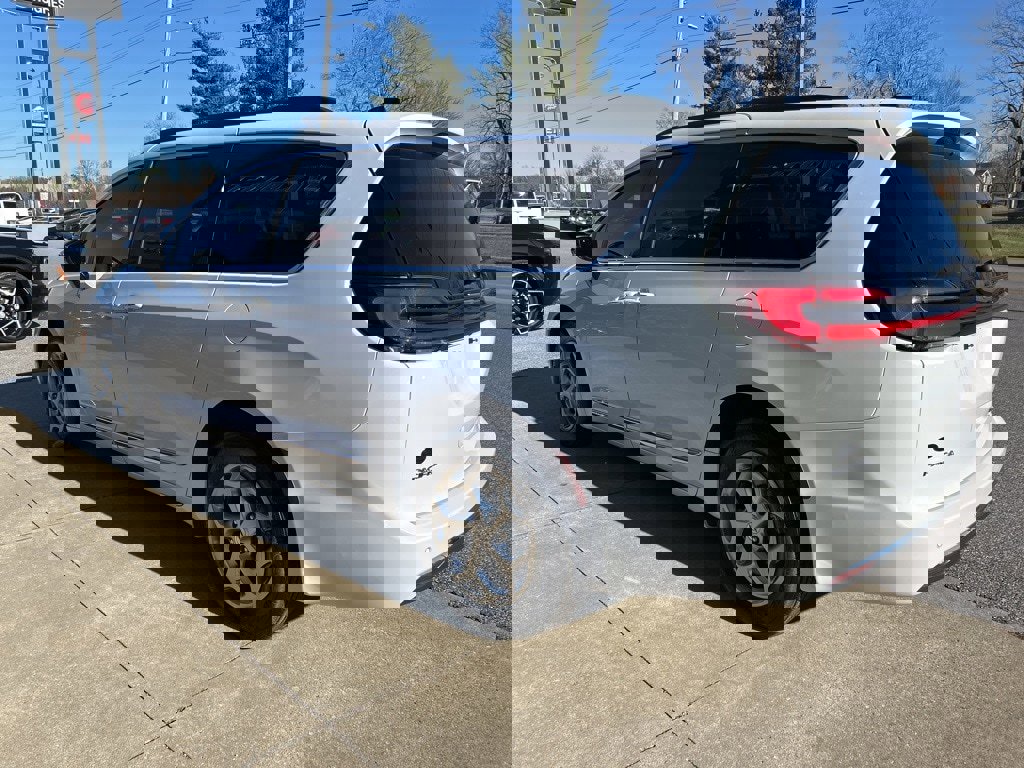 Used 2023 Chrysler Pacifica Limited w/ Uconnect Theater Family Group image 7