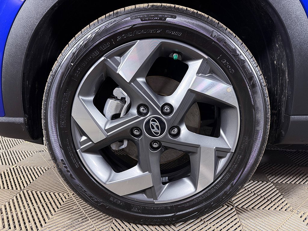 Used 2025 Hyundai Venue Limited image 17