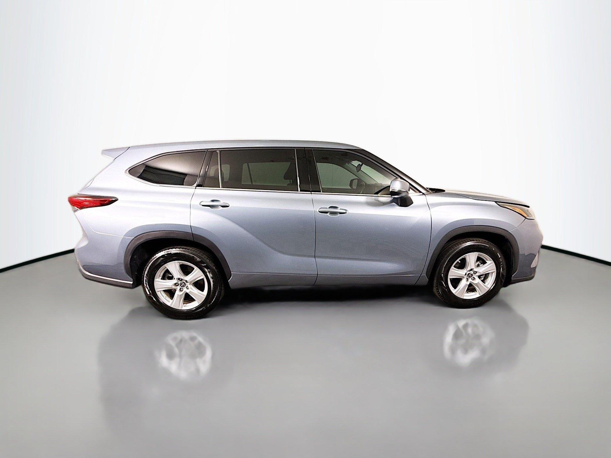 Used 2021 Toyota Highlander LE FWD image 11