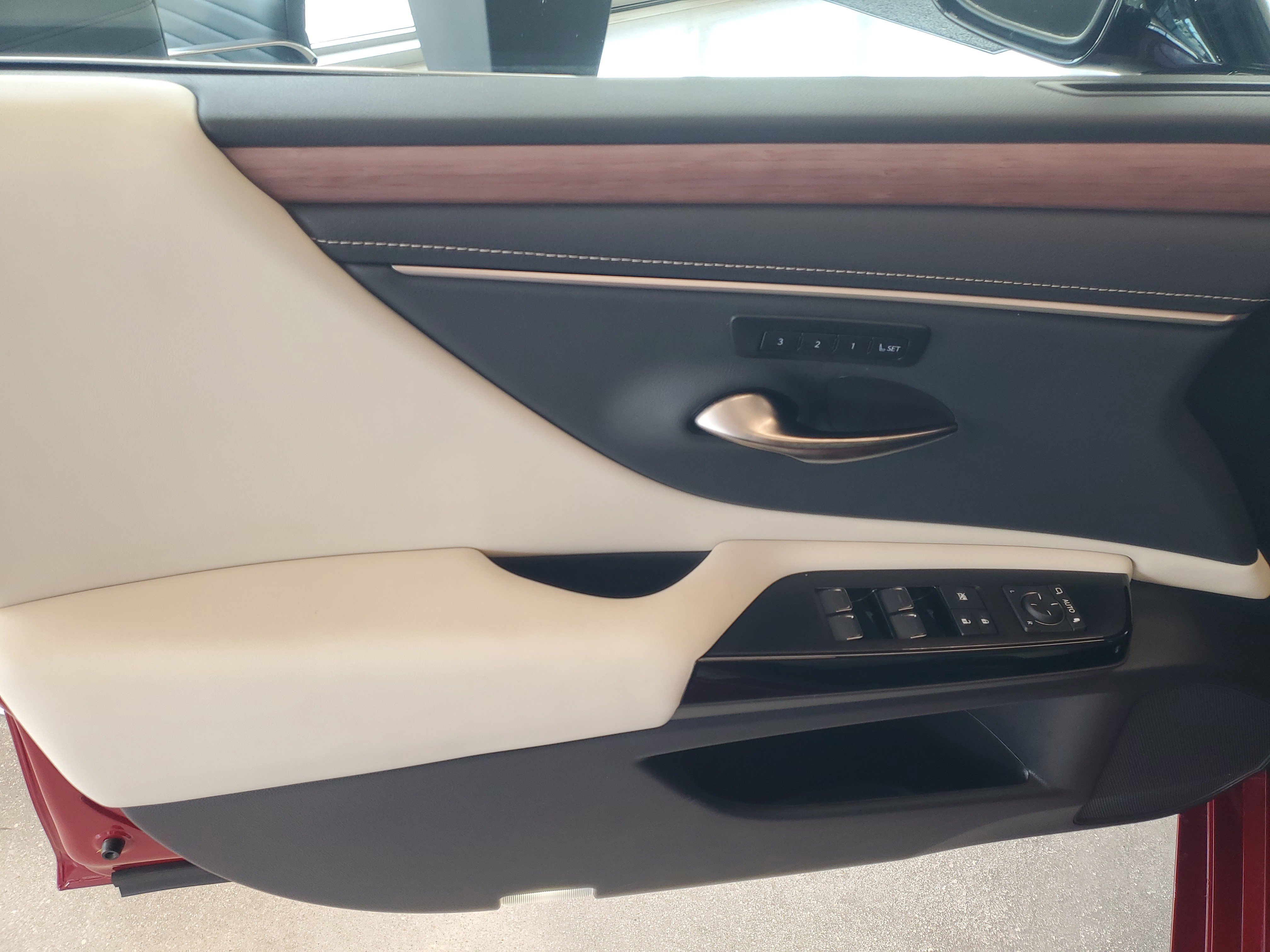 Used 2025 Lexus ES 350 w/ Premium Package FWD image 18