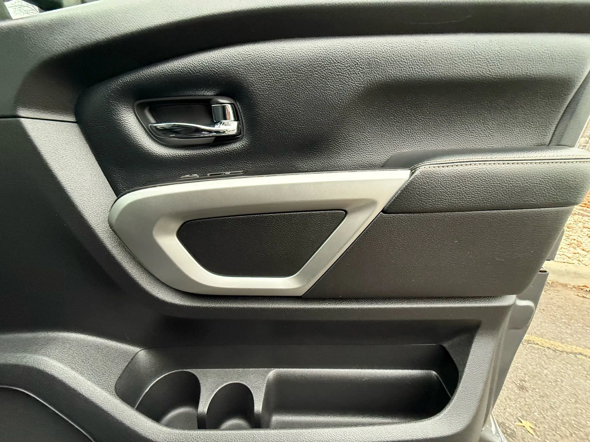 Used 2017 Nissan Titan SL image 31