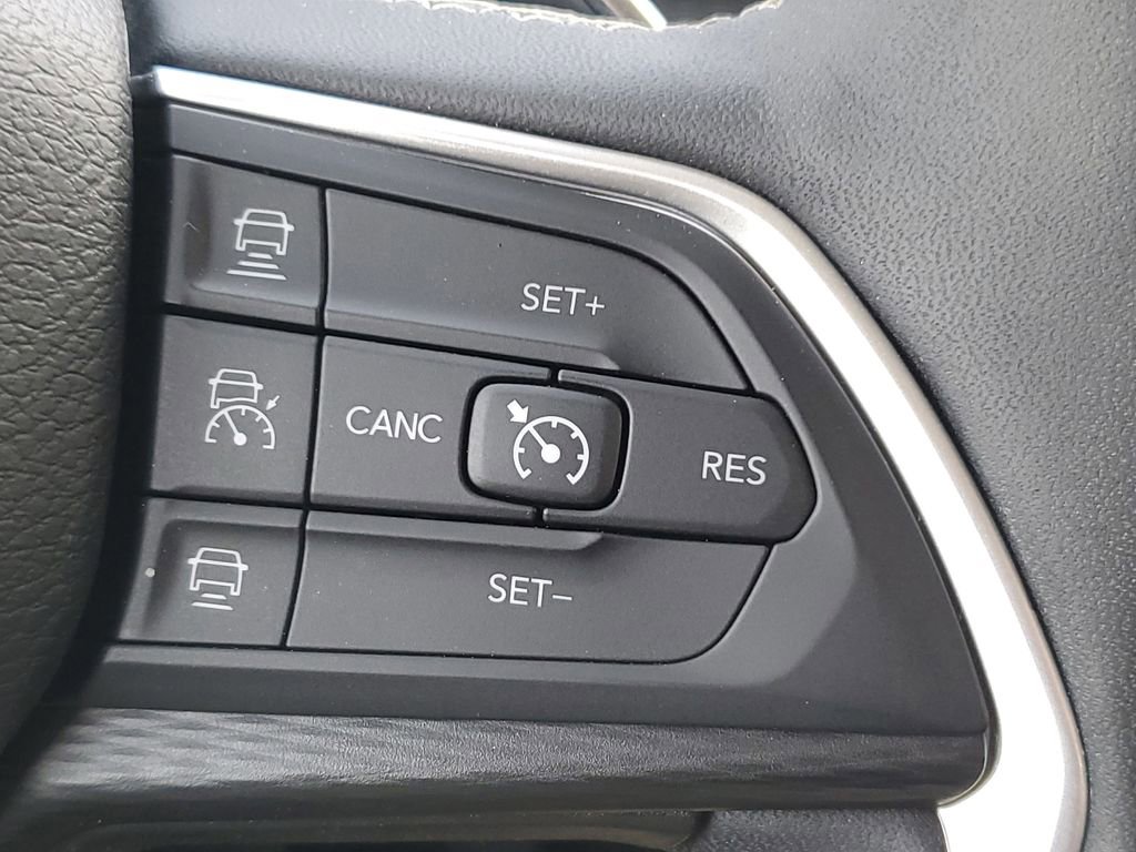 Used 2023 Jeep Grand Cherokee Laredo image 13