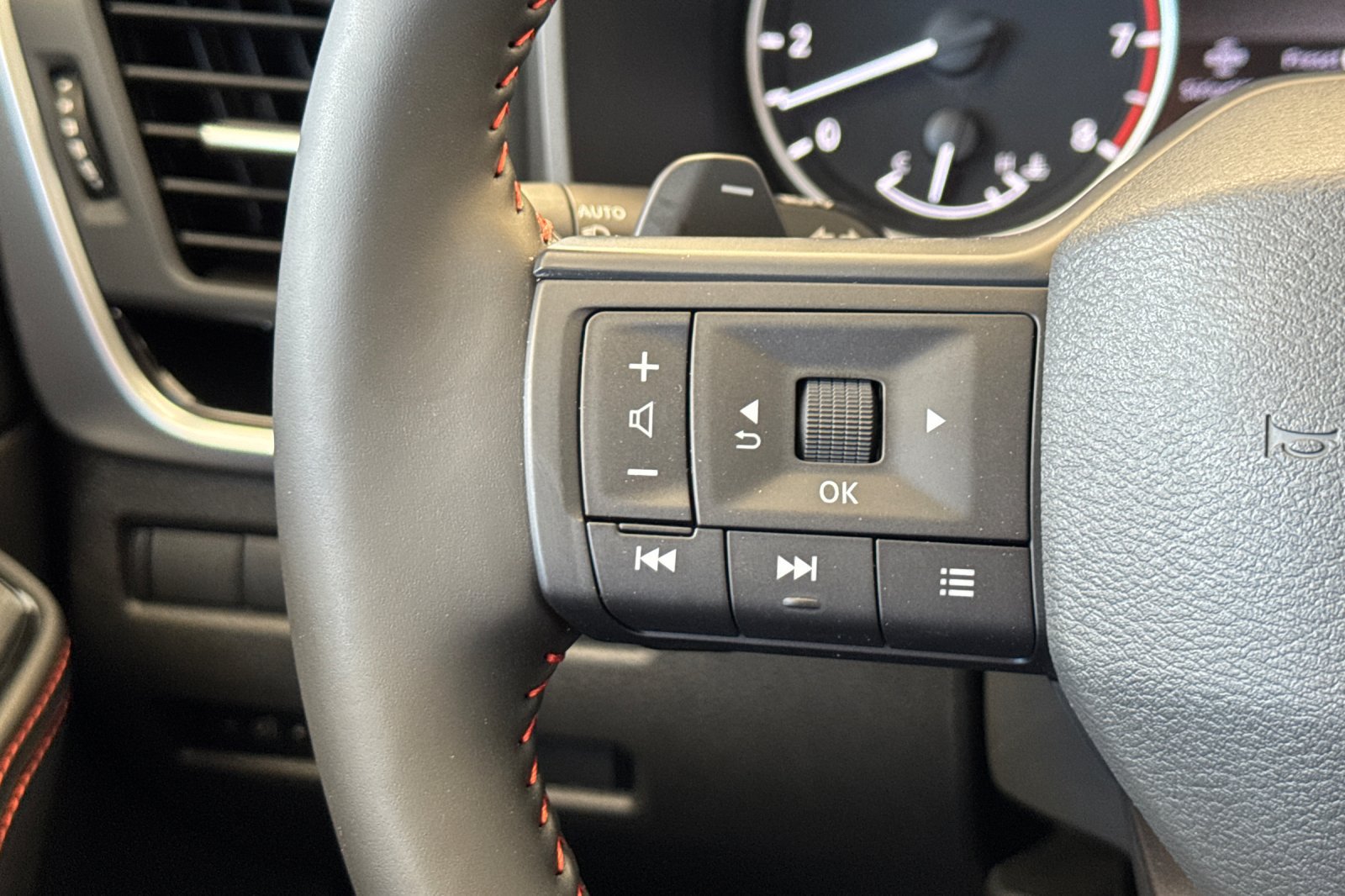 Certified 2025 Nissan Rogue SV AWD/4WD image 37