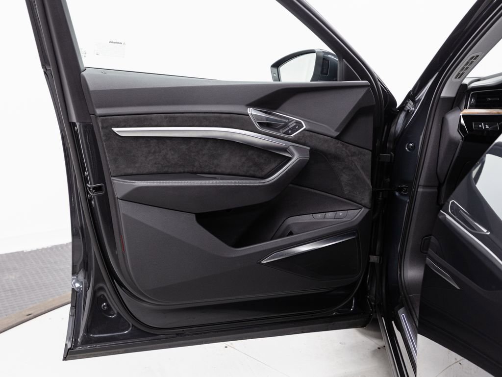 Used 2019 Audi e-tron Prestige image 5