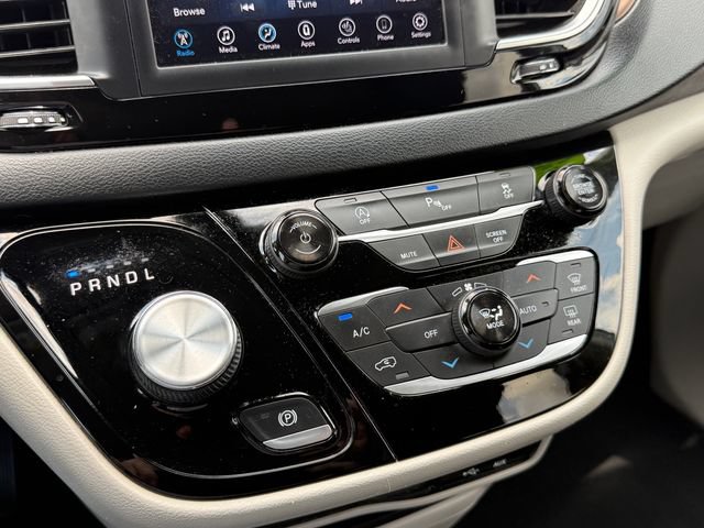 Used 2019 Chrysler Pacifica Touring-L FWD image 17
