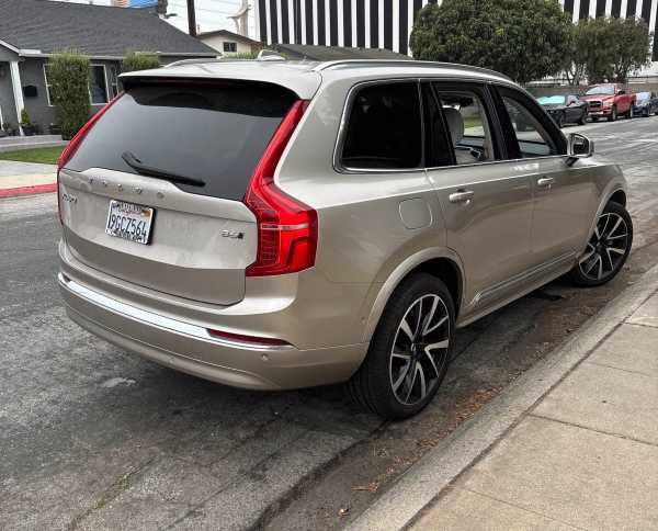 Used 2023 Volvo XC90 B6 Plus image 2