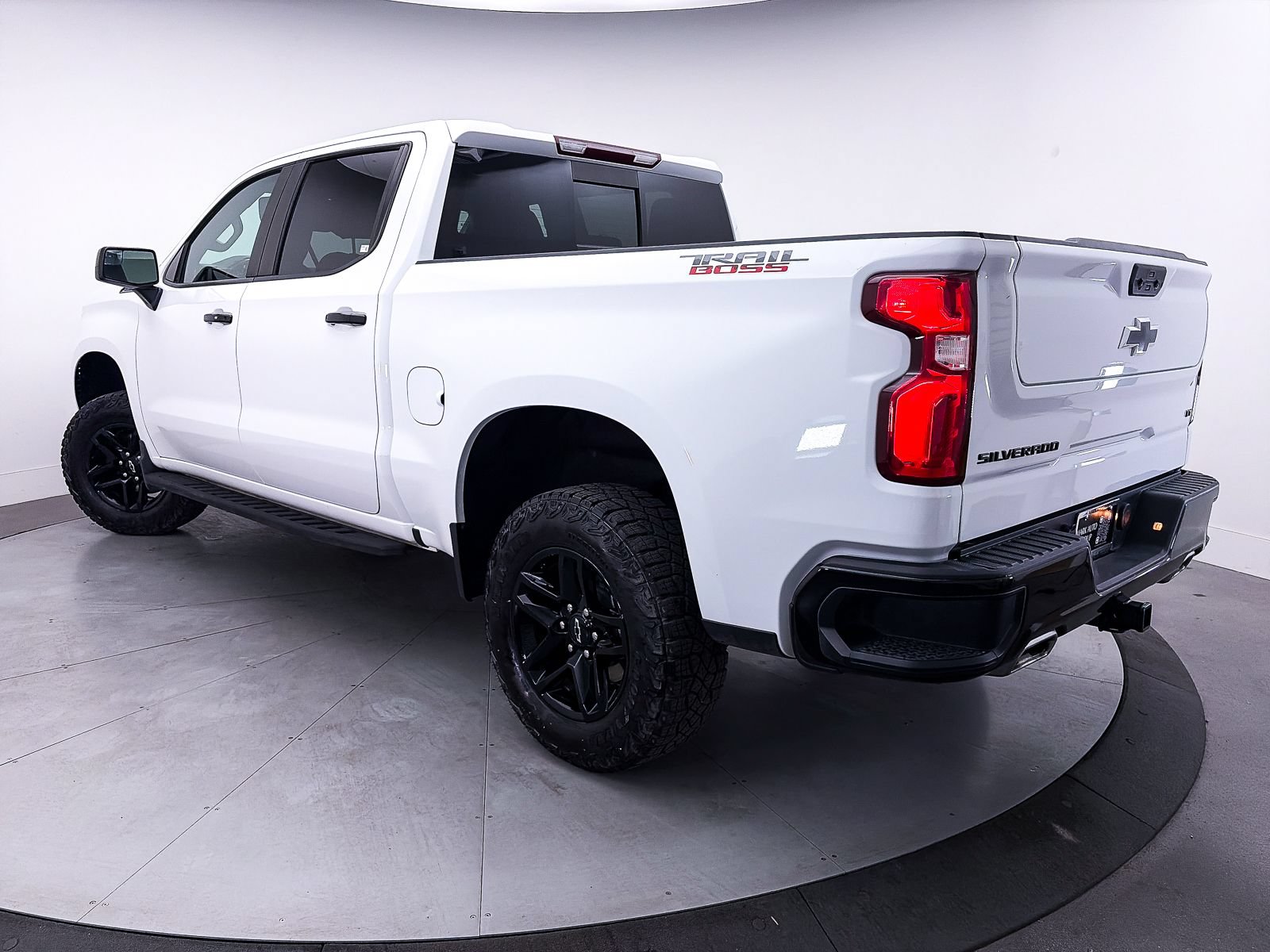 Used 2024 Chevrolet Silverado 1500 LT Trail Boss w/ Convenience Package II AWD/4WD image 3