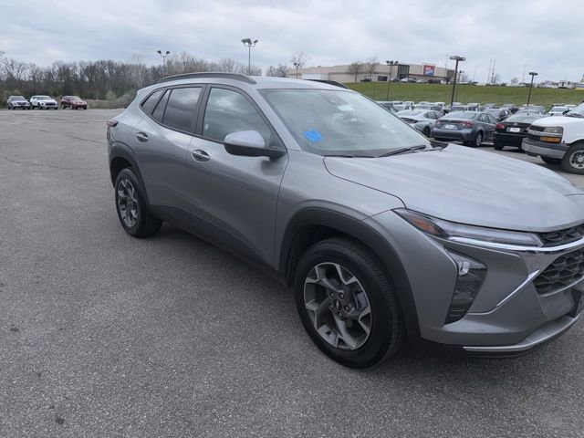 Used 2025 Chevrolet Trax LT w/ LT Convenience Package image 6