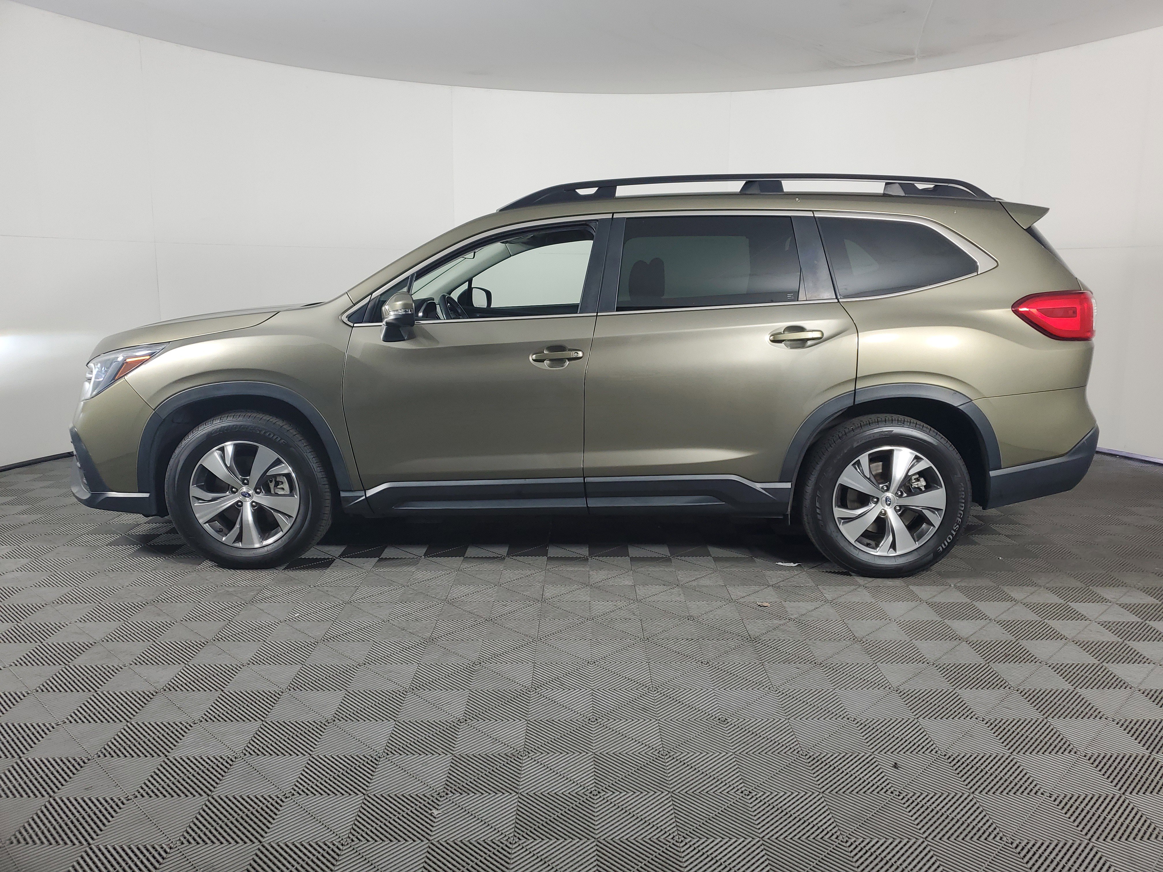 Used 2023 Subaru Ascent Premium image 7