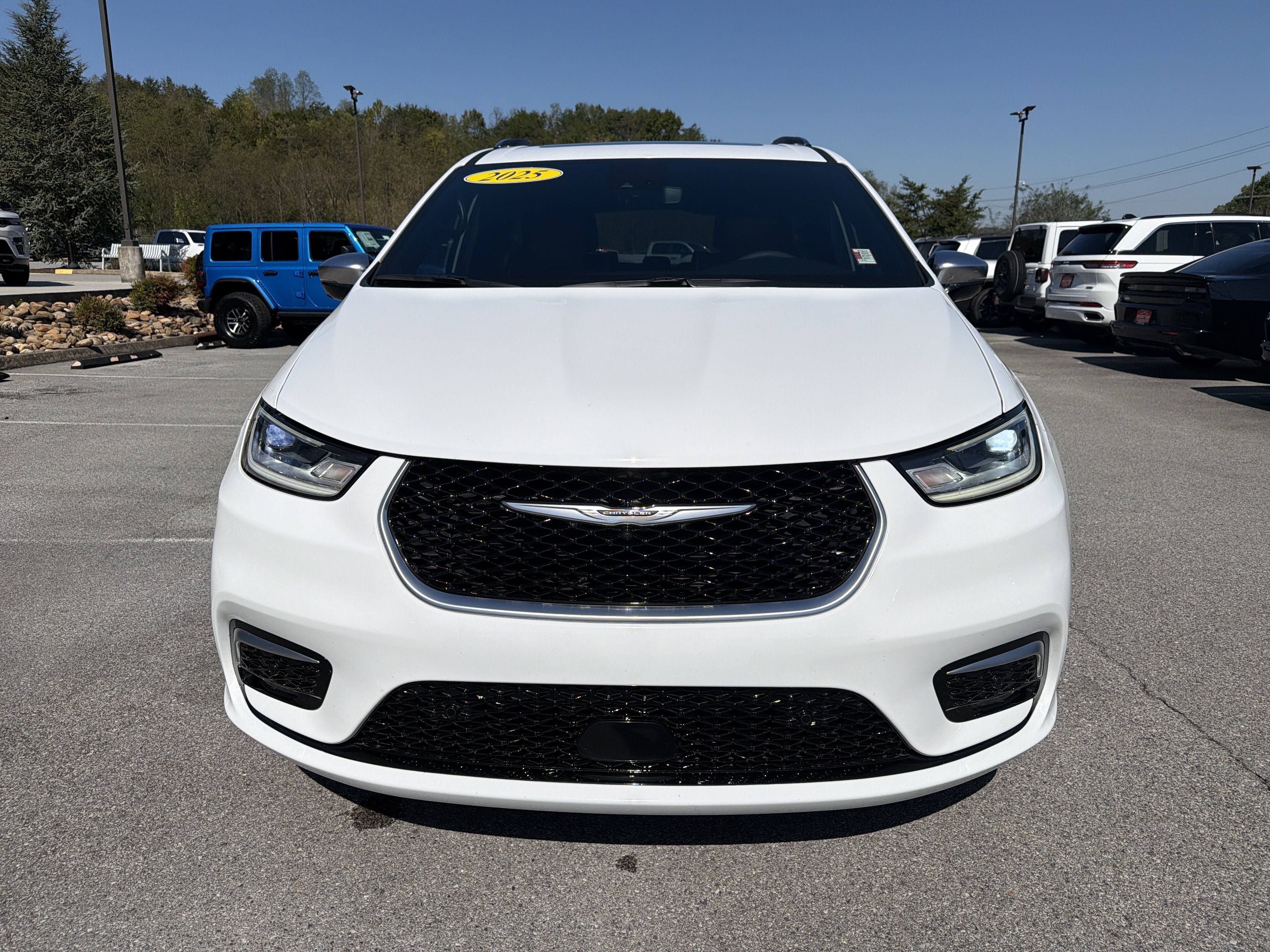 Used 2025 Chrysler Pacifica Pinnacle FWD image 3